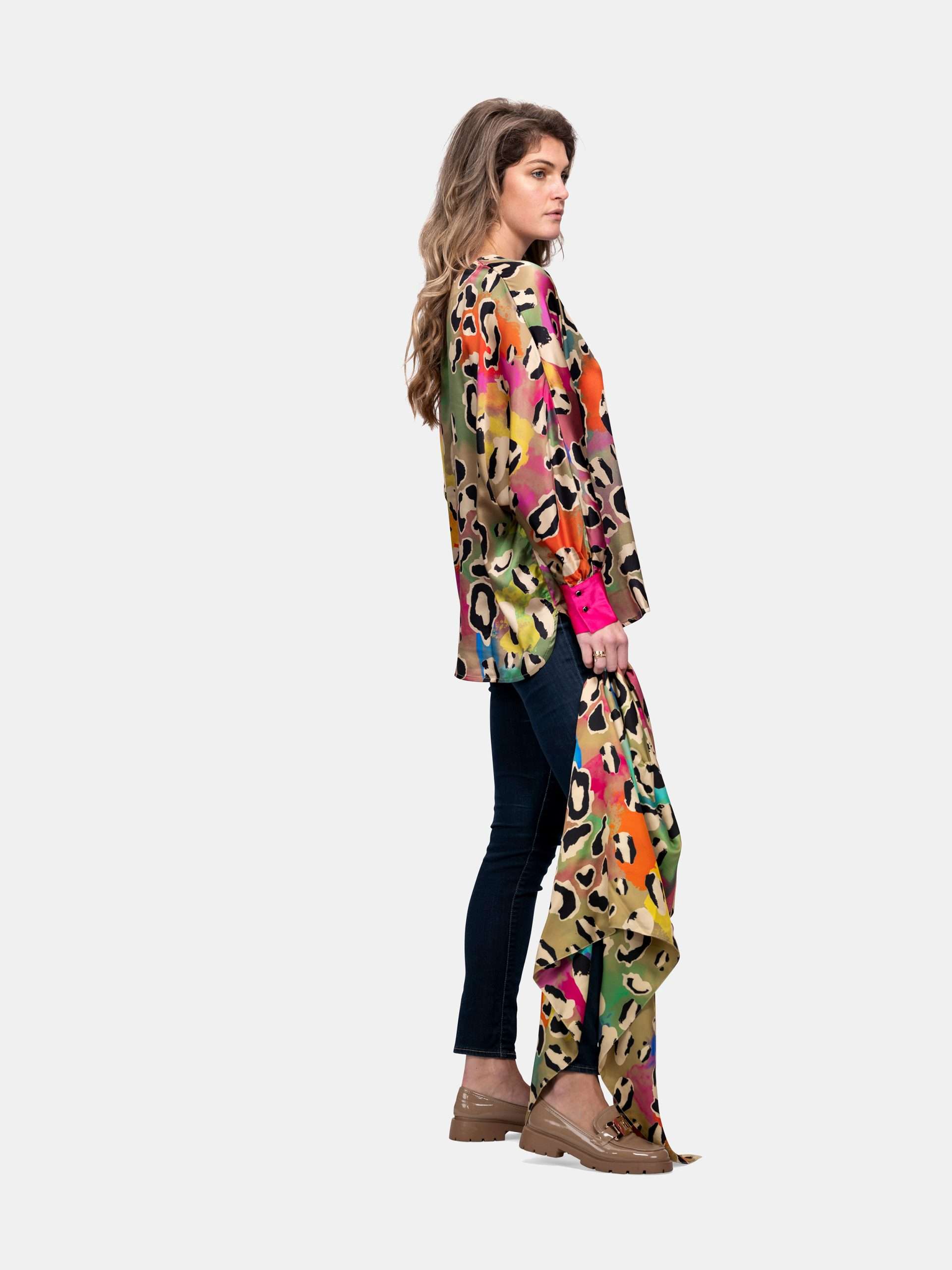 MUCHO GUSTO® Seidenbluse Beverly Hills Multicolor mit Leopardenmuster.