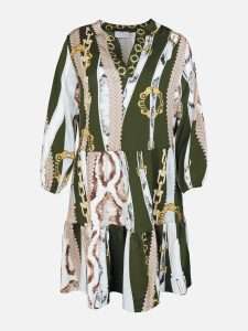 MUCHO GUSTO® Kleid San Rafael grün mit Riemen und Schlangenmuster.