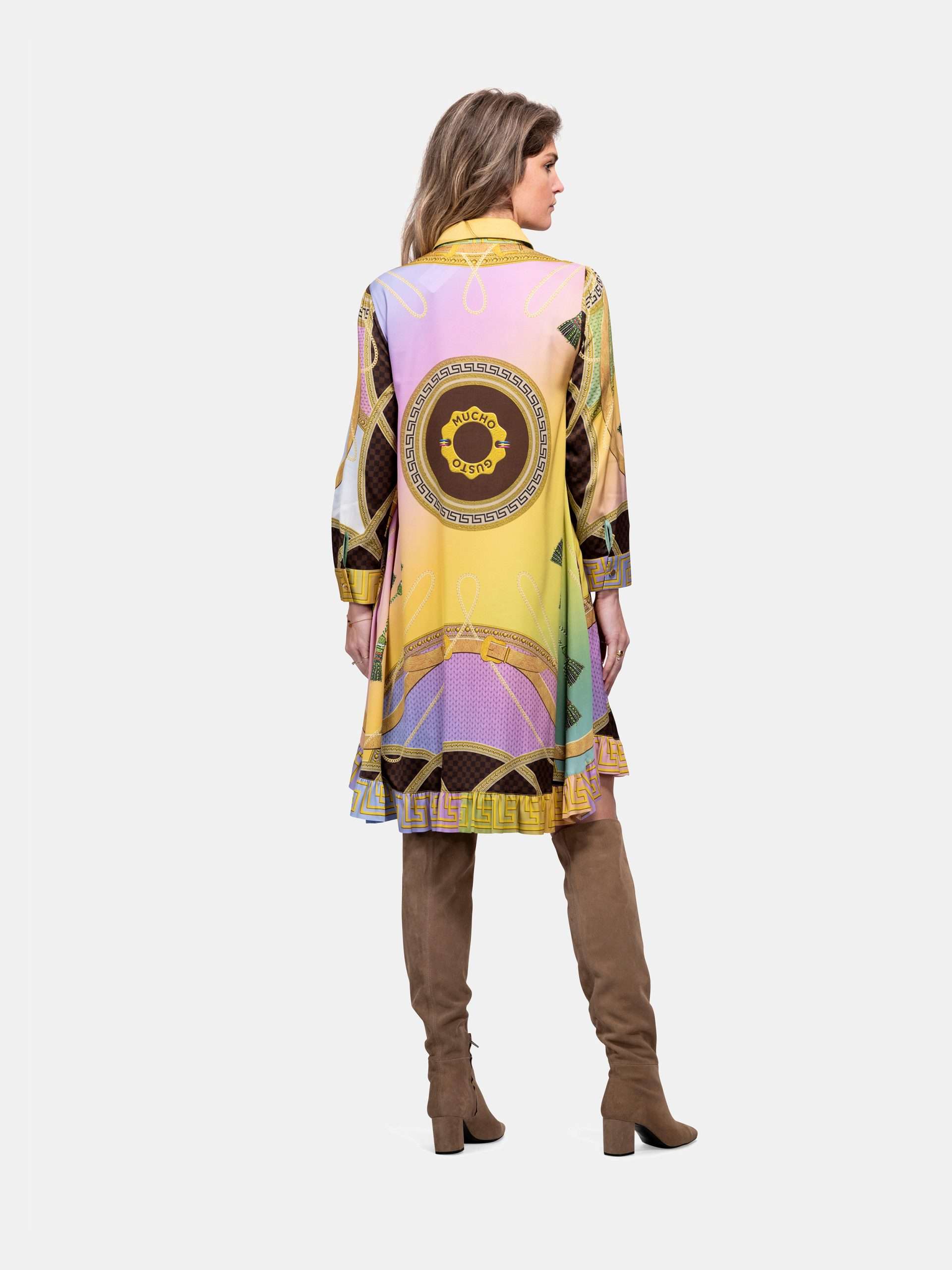 MUCHO GUSTO® Kleid Düsseldorf Pastell Ketten und Quasten.