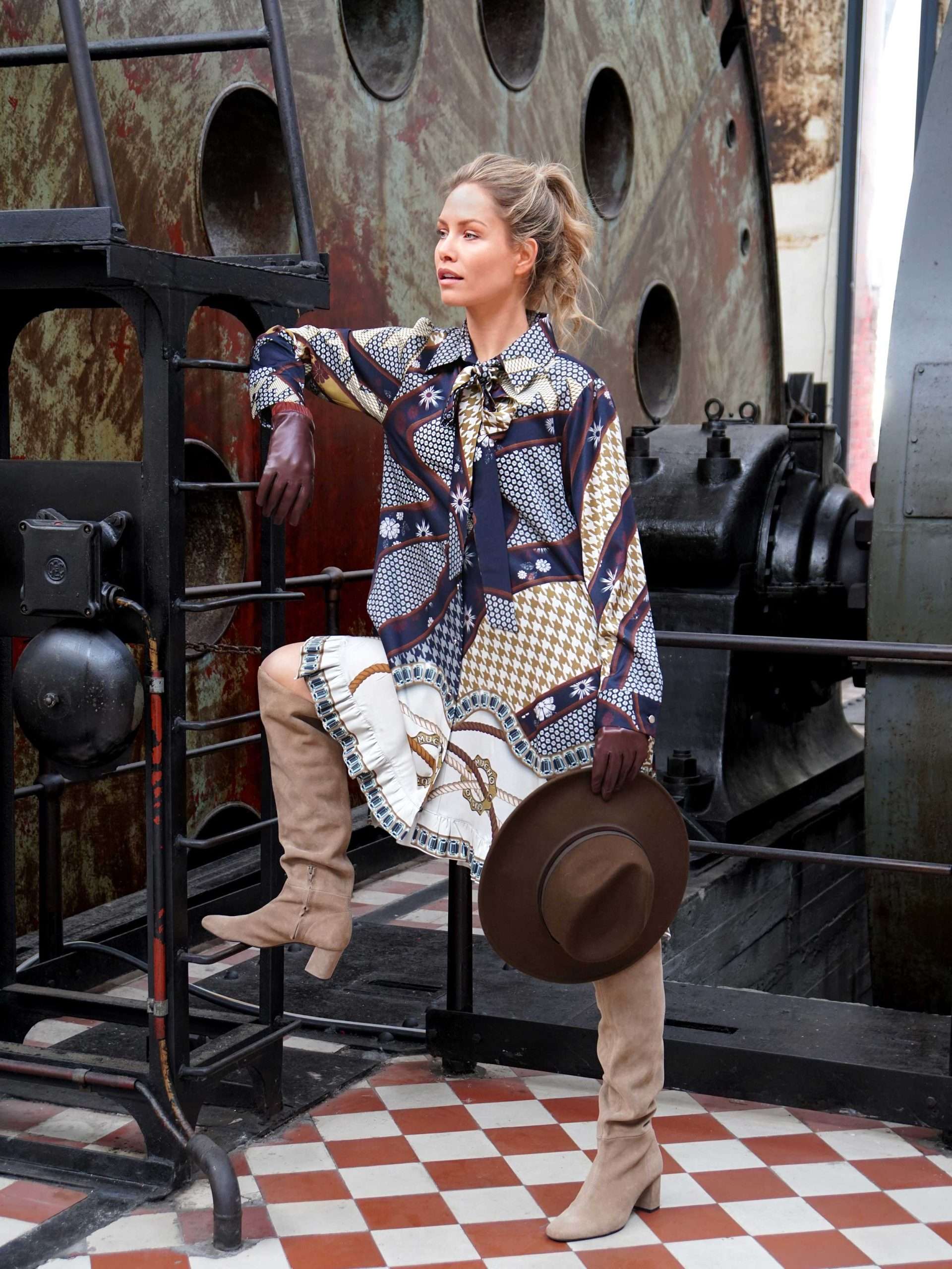 MUCHO GUSTO® Kleid Düsseldorf Navy Pied-de-poule mit klassischen Ropes und Blumen.