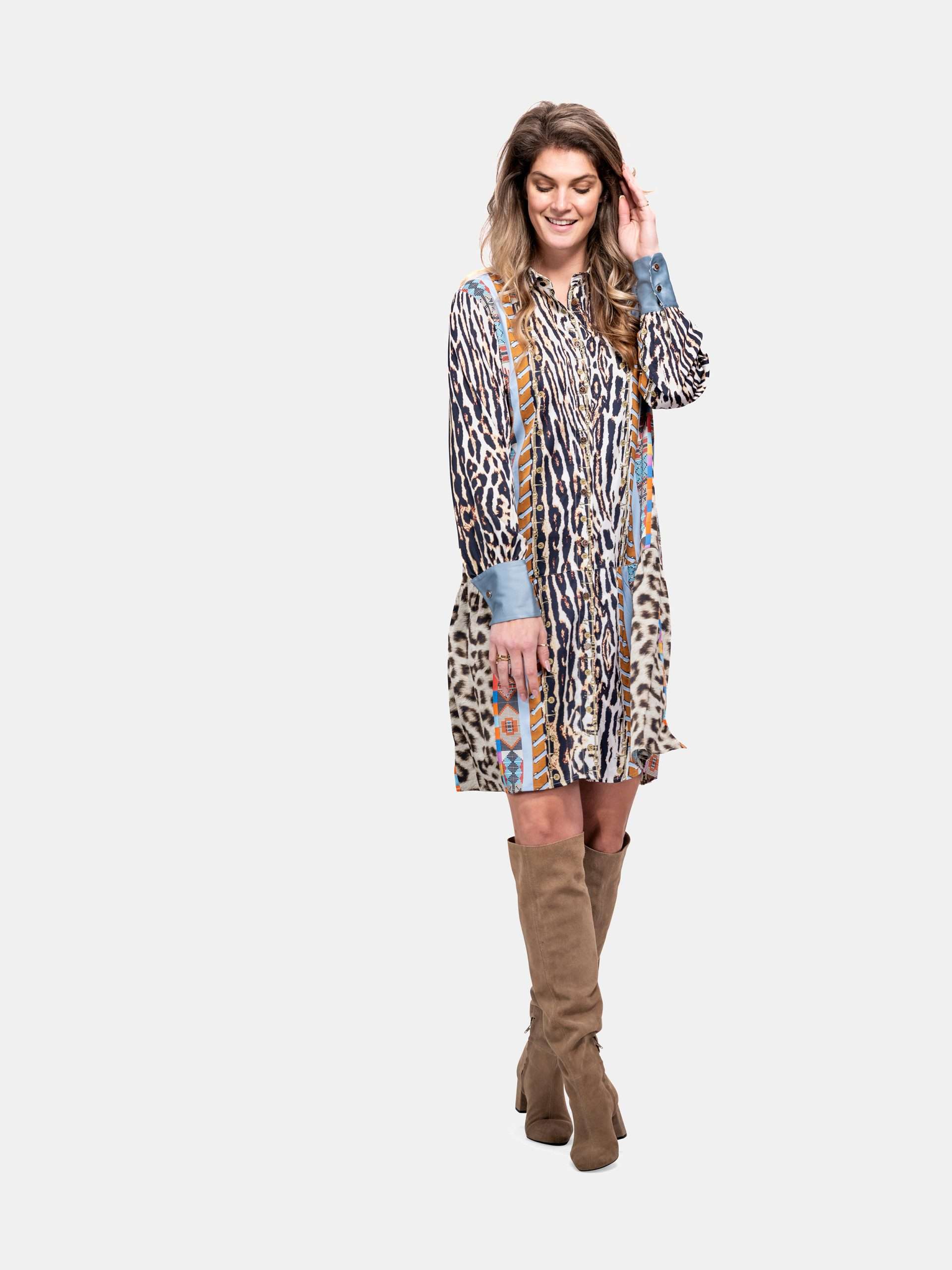 MUCHO GUSTO® Kleid Arola Leopard mit hellblauen Details.