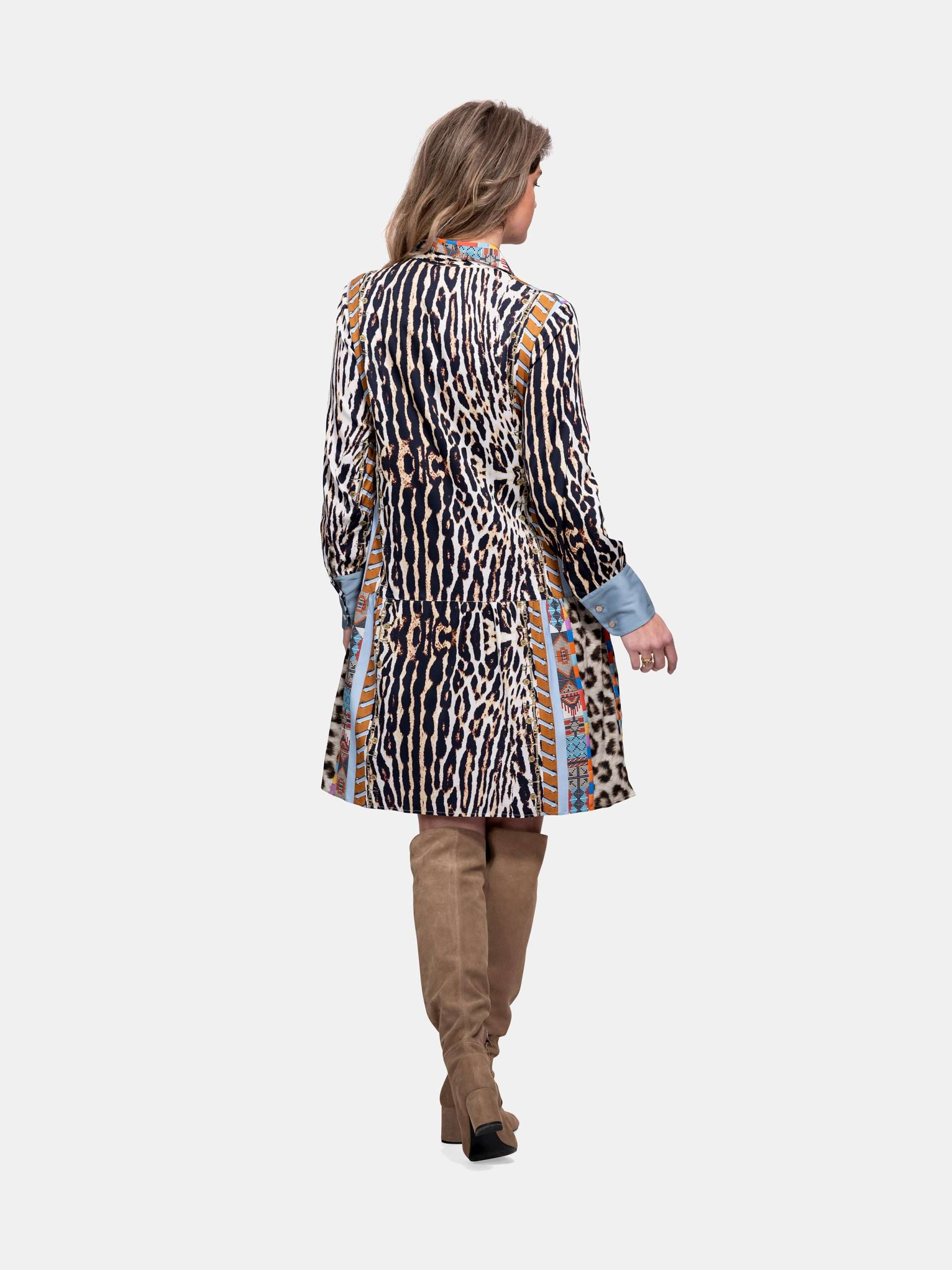 MUCHO GUSTO® Kleid Arola Leopard mit hellblauen Details.