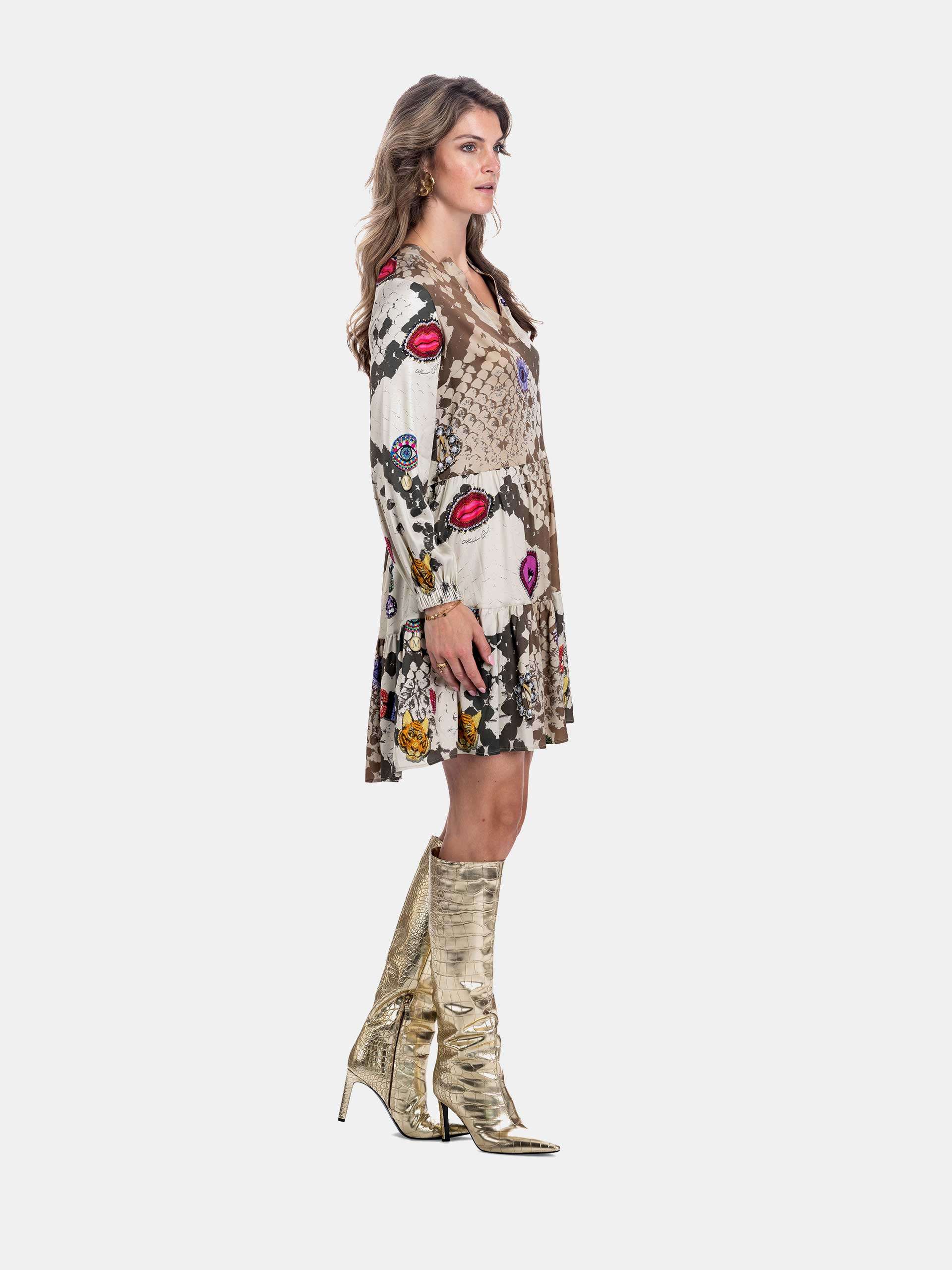 MUCHO GUSTO® Viscose Jurk San Rafael met Beige Slangenprint en Kunstzinnige Gedrukte Patches.