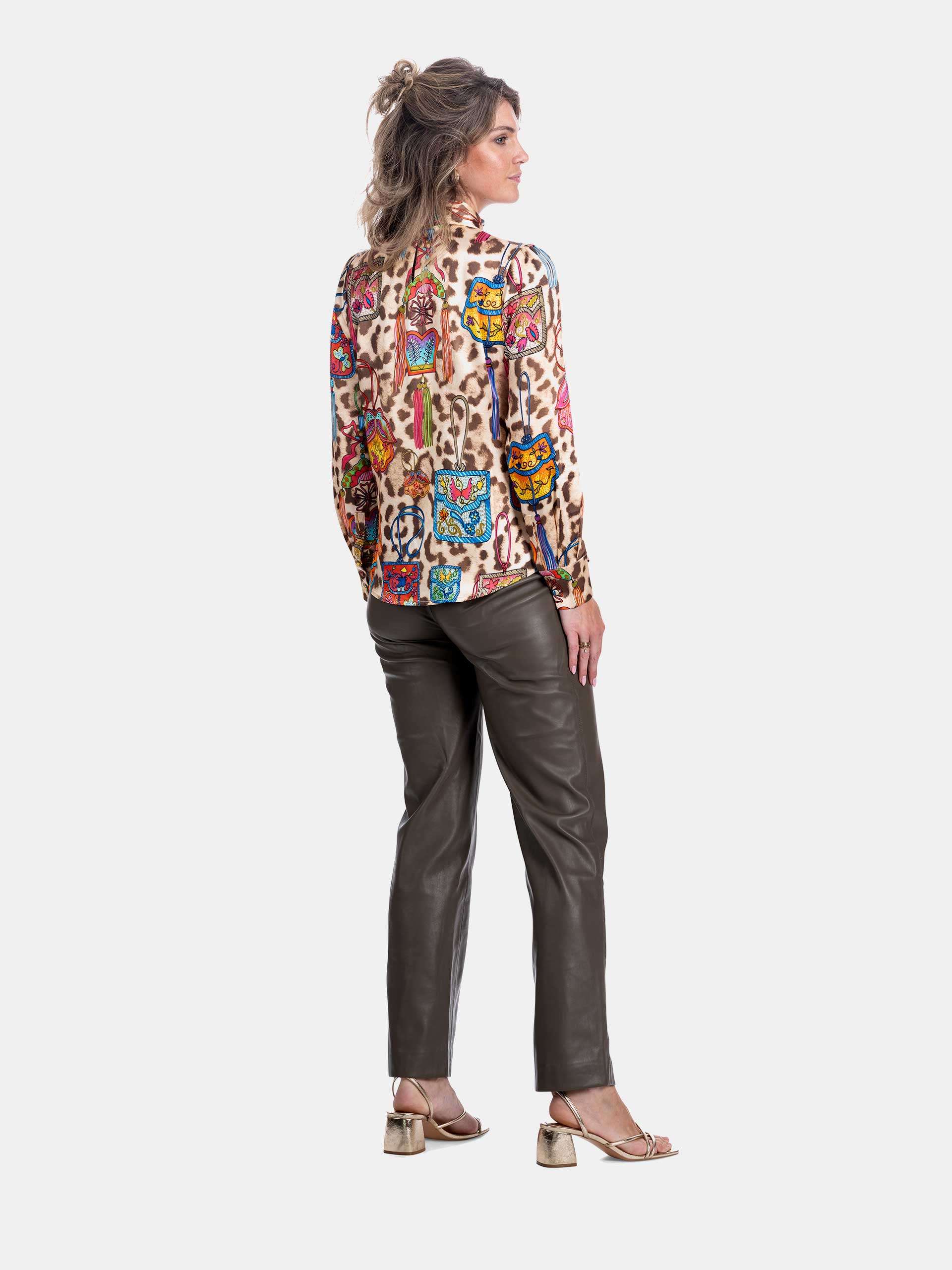 MUCHO GUSTO® Bluse Vinci mit Pantherdruck und Kunstvoll Gedruckten Taschen